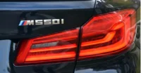 BMW Modellbeteckning M550i Krom
