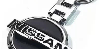 Nissan nyckelring i metall