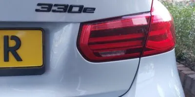 BMW 330e emblem i svart