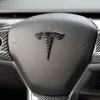 Tesla ratt emblem kolfiber